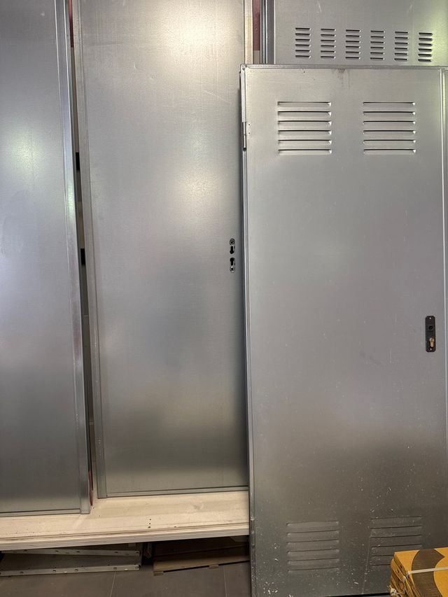 Puerta galvanizada de trastero